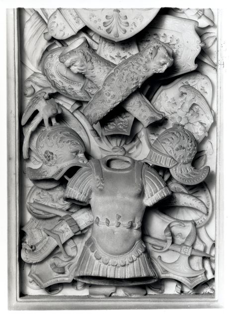 Anonimo — Busti Agostino - sec. XVI - Motivi decorativi con armi e armature — particolare